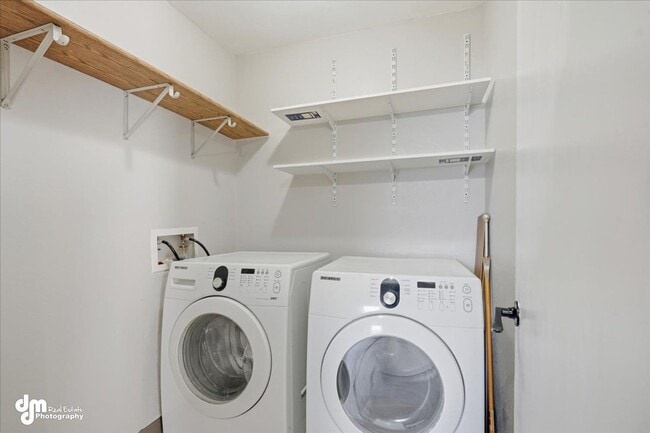 Building Photo - Charming 2BD/1BA Condo