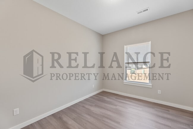Building Photo - 5121 N Cypress St
