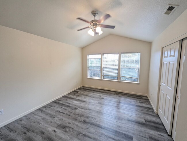 Building Photo - Minutes from Nike and One Week Free! 2 Bed...