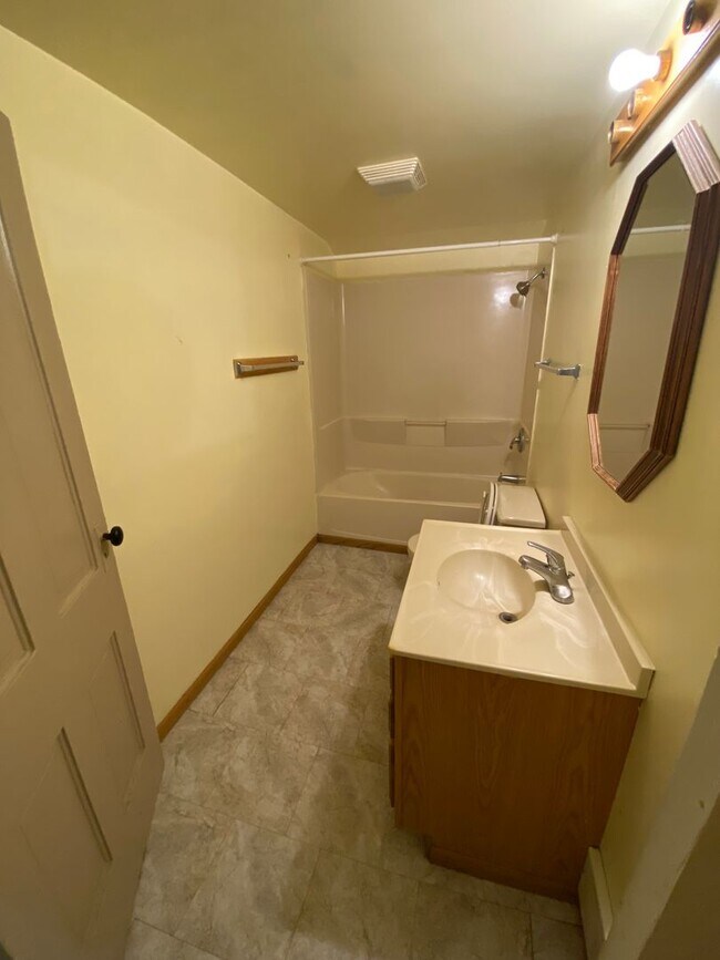 Building Photo - 1207 N Sawyer St