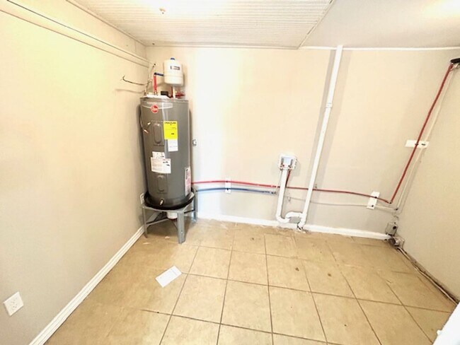 Building Photo - CHARMING BUNGALOW STYLE HOME LOCATED IN HE...