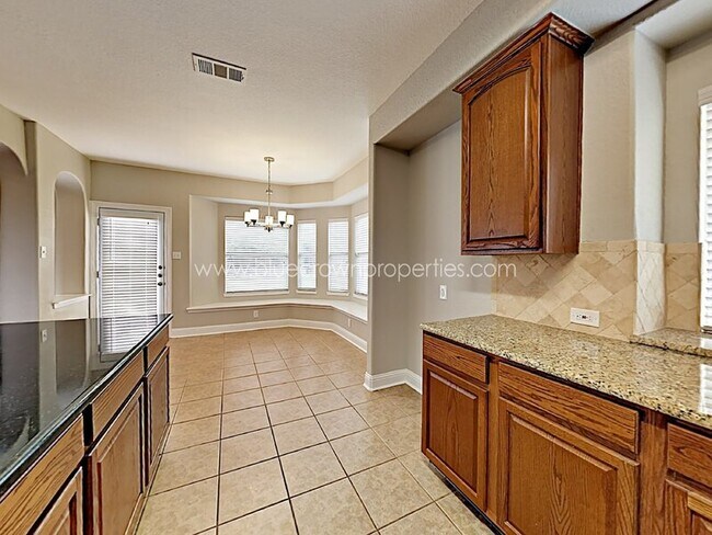 Building Photo - 901 Mesquite Dr