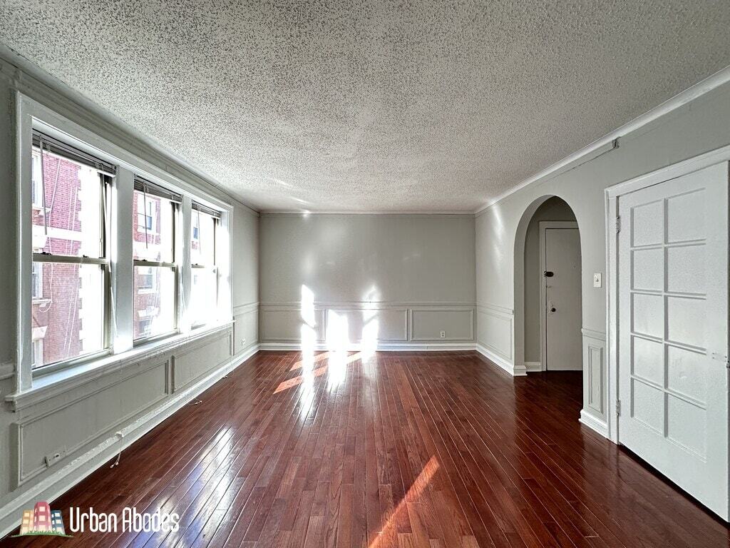 Building Photo - 528 W Surf St