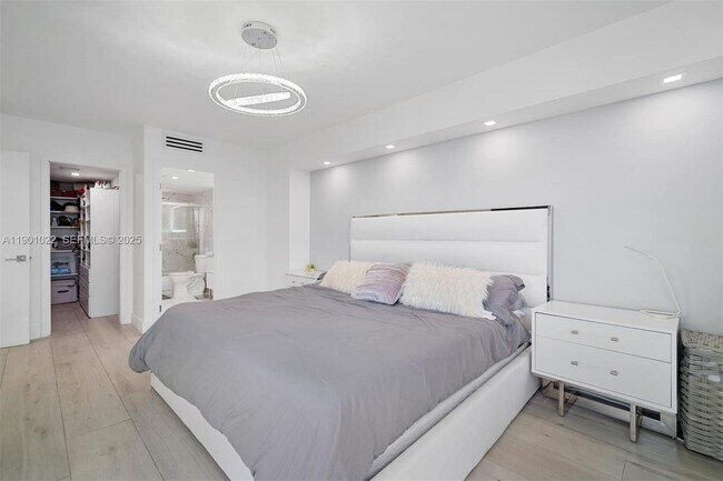 Building Photo - 20301 W Country Club Dr