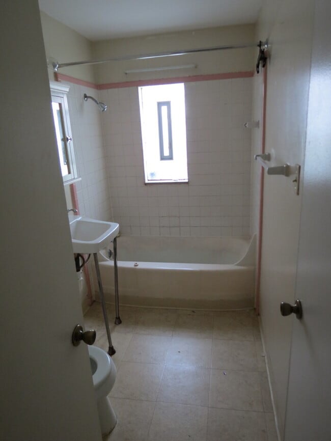 Building Photo - 2741 Thorndale Ave
