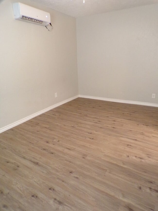 Building Photo - Great re-do, totally electric water included in rent