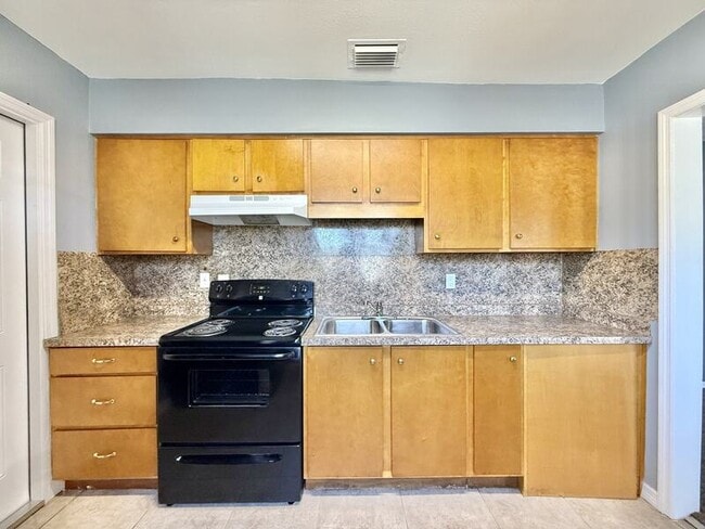 Building Photo - 1828 20th Ave S