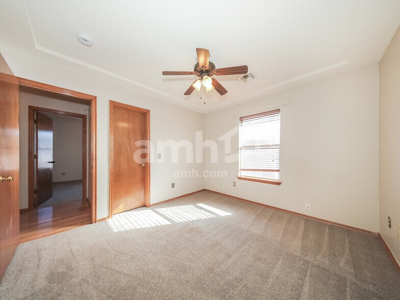 Building Photo - 17313 Valley Crst