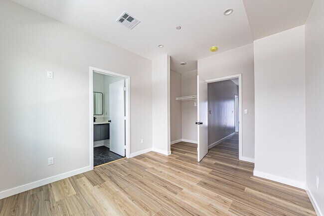 Building Photo - Sleek and spacious 4-bedroom, 4.5-bathroom...