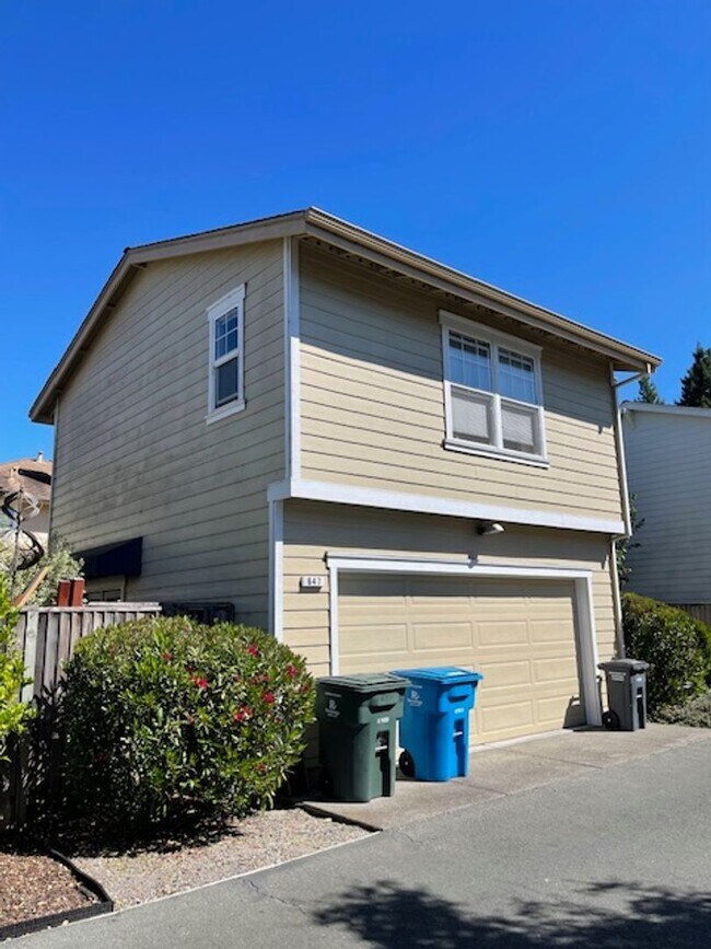Building Photo - 647 McGinnis Cir