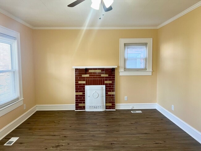 Building Photo - Two bedroom 1 bath house in Burlington