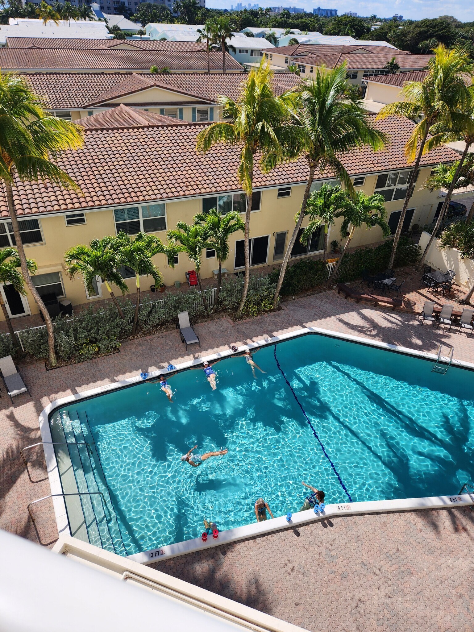 Pool with Grill - 6000 N Ocean Blvd