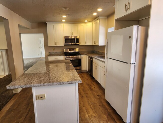 Building Photo - Spacious 5 Bd 2.5 Bath Home in Millcreek
