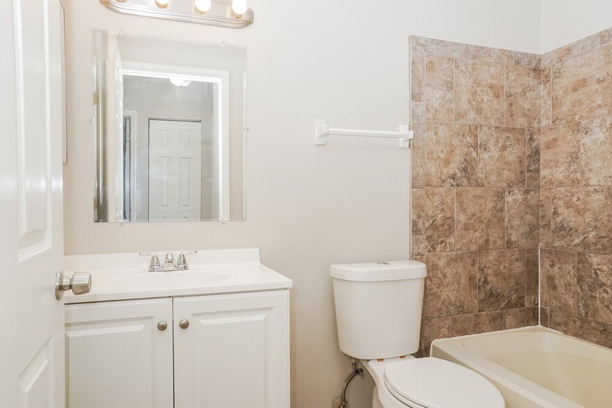 Building Photo - 2396 Roxbury Cir