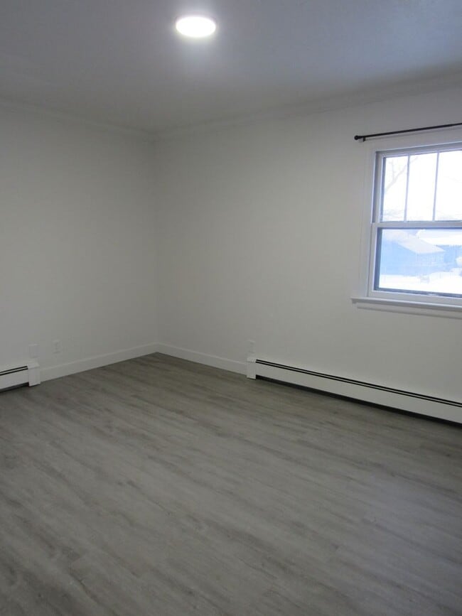 Building Photo - Updated Cape Cod 4 Bedroom Home! Heat/Water Pd!