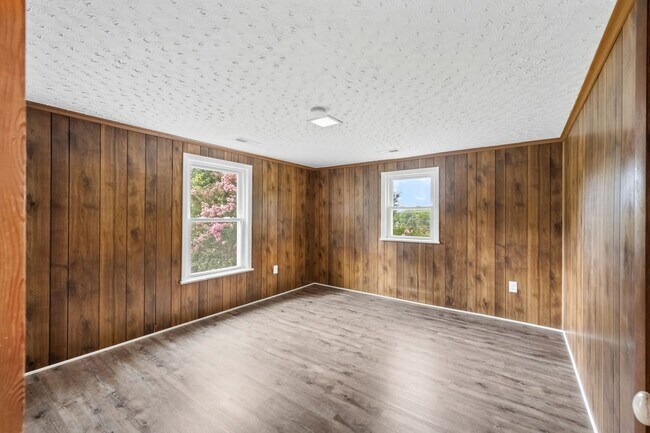 Building Photo - 1457 Caledon Rd