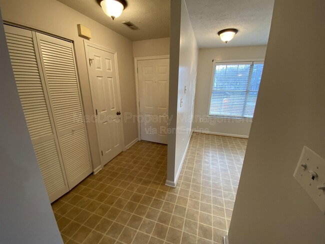Building Photo - 11185 Kensington Pl