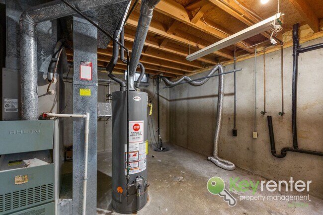 Building Photo - 3 Bedroom 2 Bathroom Family Ready Home