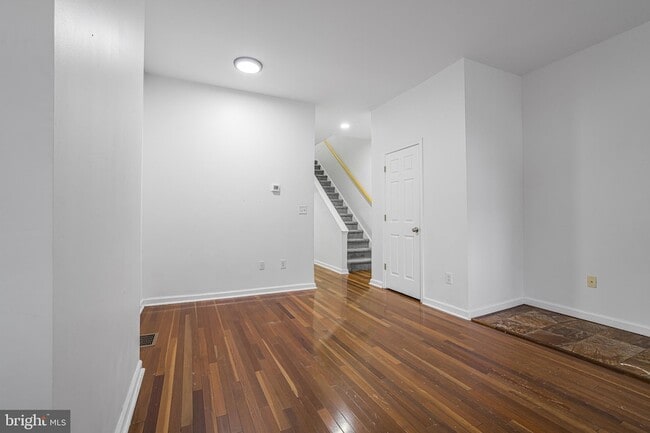 Building Photo - 609 W 9th St