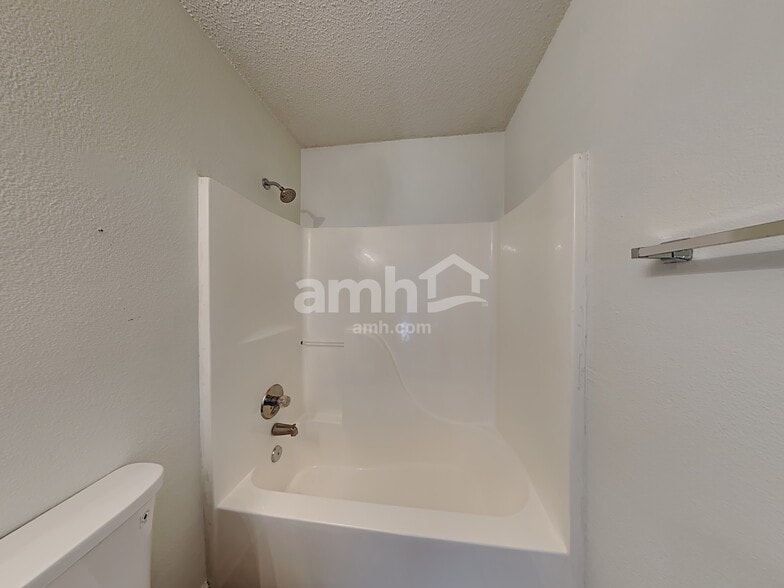 Building Photo - 1676 Sweetwater Ln