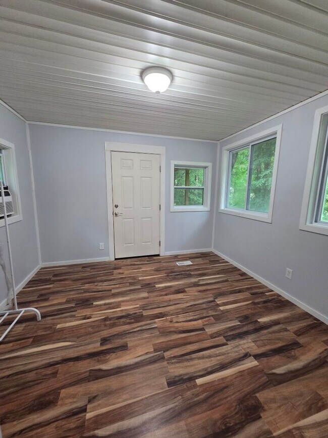 Building Photo - $1,500 - 2 Bedroom / 1 Bath with Large Covered Deck in Tatham Mountain Park