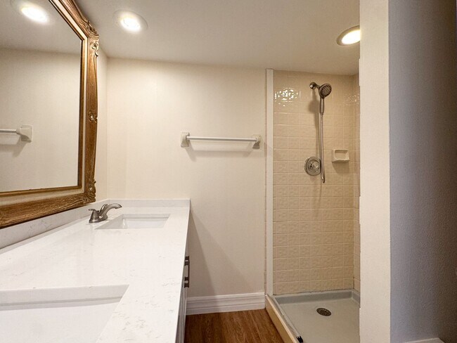 Building Photo - Newly Remodeled 2 bedroom 2.5 bath near Millenia Mall
