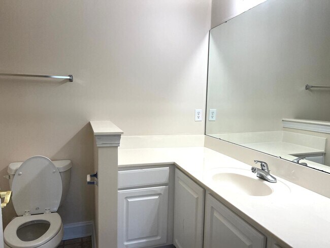 Building Photo - AVAILABLE SOON! 3 BED/2 BATH CONDO IN FOUNTAIN POINTE! FRESHLY PAINTED!
