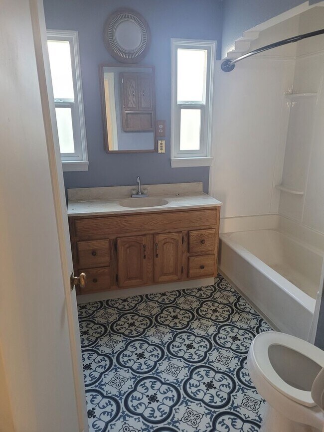 Building Photo - Supper cute 3 bedroom 1 bath house. This house has lots of charm.  The upstairs is one big bedroo...