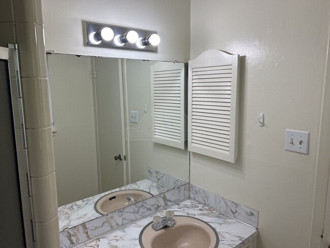 Building Photo - 1811 Janis Dr