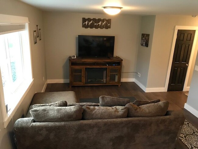 Building Photo - 3 Bedroom, 2 1/2 Bathroom Townhouse -2 weeks free rent with 1-year lease-