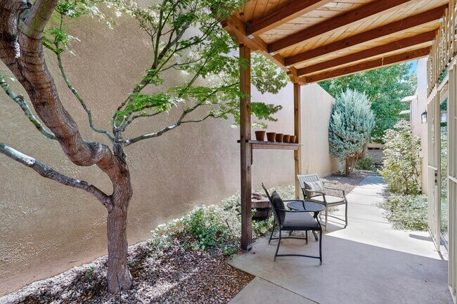 Building Photo - 9824 Lagrima De Oro Rd NE