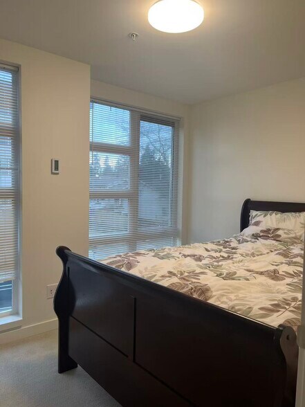 Building Photo - 11208 Pinehurst Way NE