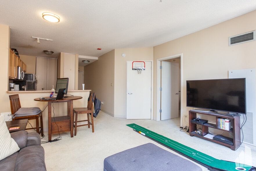 Building Photo - 222 N Columbus Dr