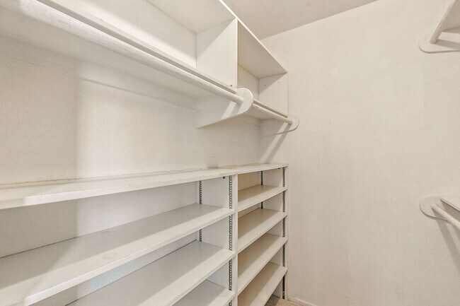 Building Photo - Beautiful 3 bed, 2 bath w/ bonus Room, loc...
