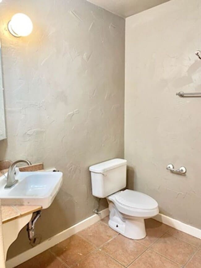 Building Photo - Cute 2 Bed, 1 Bath on a Large Corner Lot