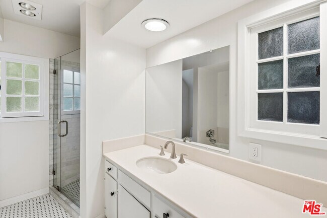 Building Photo - 10309 La Grange Ave