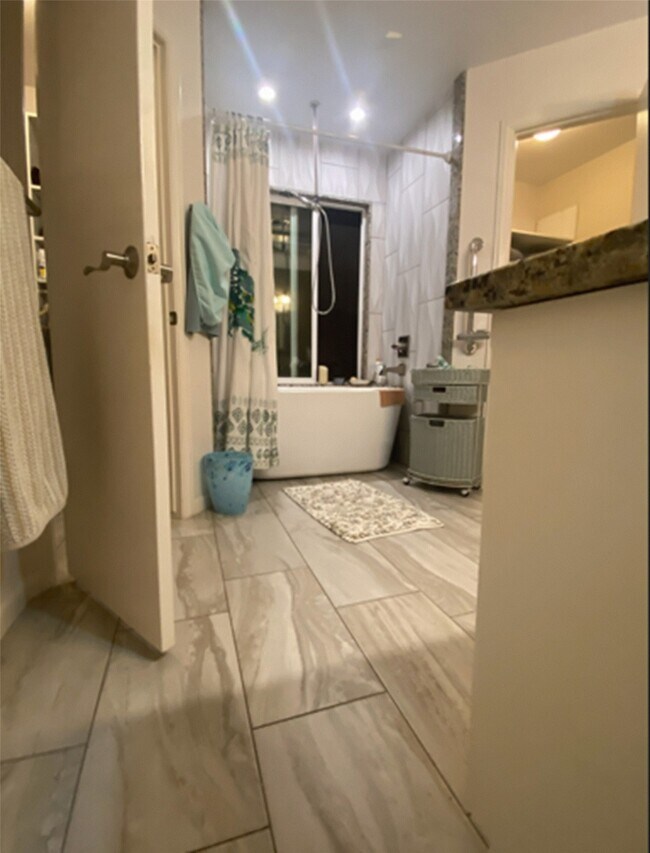 Building Photo - 179 Old Bridge Lake St