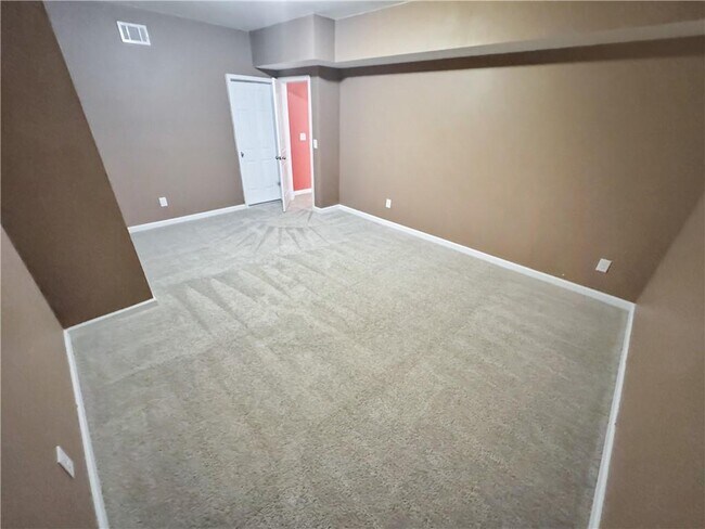 Building Photo - 2435 Manor View