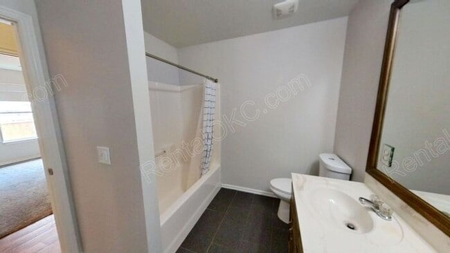 Building Photo - 4 Bed 2 Bath near Buck Thomas Park.