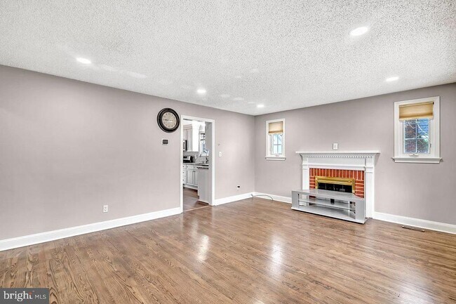 Building Photo - 32 Cranbury Rd