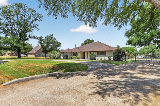 Building Photo - 1400 Emerald Cir