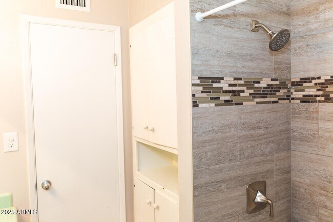 Building Photo - 2601 N 68th Pl