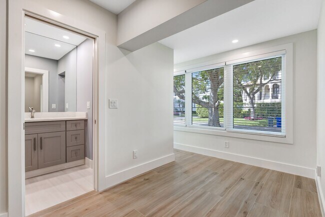 Building Photo - ** OLDE NAPLES ** 2 BED / 2 BATH - COMPLETELY REMODELED - PET OK! - ANNUAL RENTAL