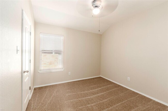 Building Photo - 249 Ashwood N