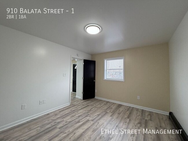 Building Photo - 910 Balata St