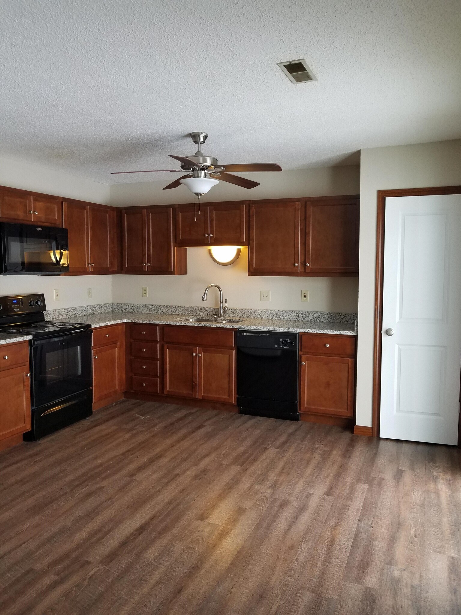 Building Photo - 9 Cherry Tree Ln