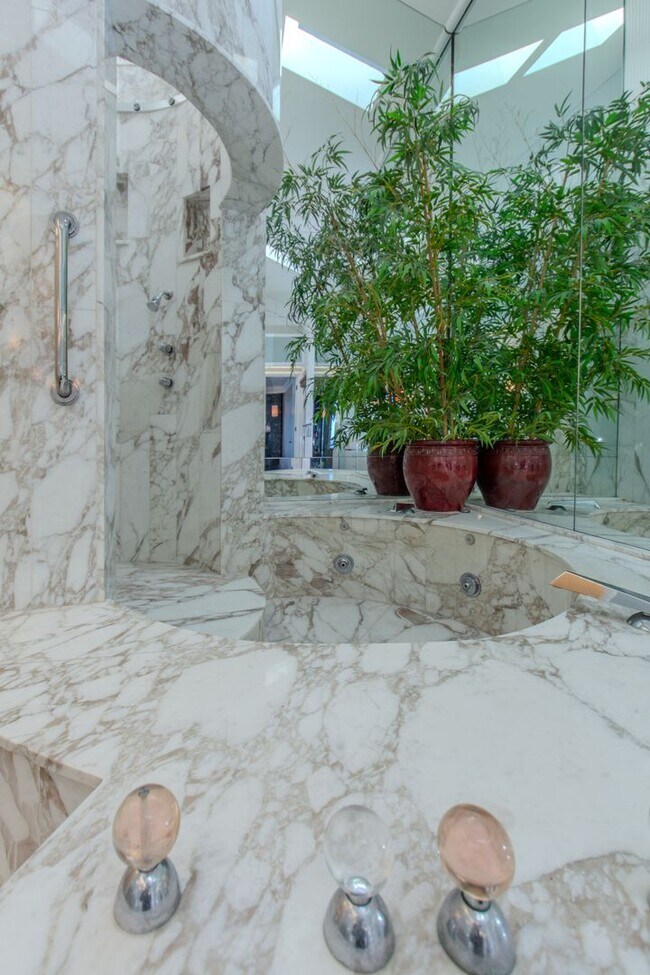 Building Photo - Extraordinary 5-Bed / 5-Bath Oceanfront Property in La Jolla!