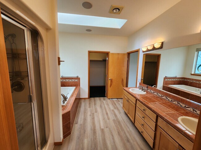 Building Photo - 3 bed 2.5 bath home on Bell Hill with grea...