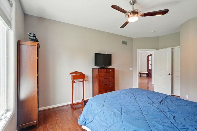 Building Photo - Five Bedroom House in Deerfield Township!