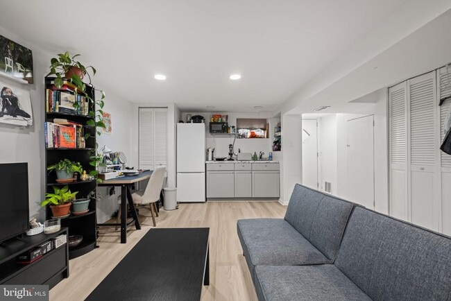 Building Photo - 139 Hawaii Ave NE